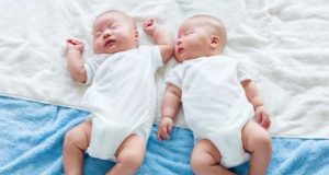 Жена роди близнаци но баща им я напусна веднага след като видя документите на едното бебе