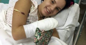 През 2017-та съпругът ѝ отрязва и двете ѝ ръце