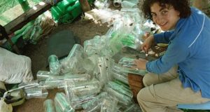 Мъж събирал пластмасови бутилки цяла зима…съседите му се смеели но сега не им се вярва!