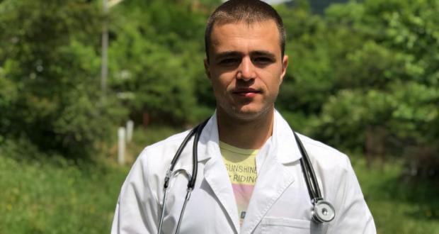 Млад лекар обикаля безплатно селата и лекува
