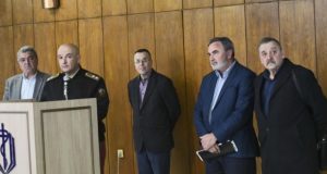 Доц. Мангъров и лекари към Щаба: Свалете маските от хората.