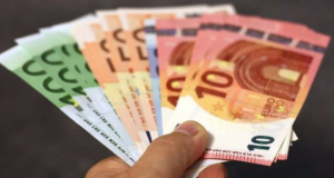 Минималната заплата в България е по-малка от детските в Дания