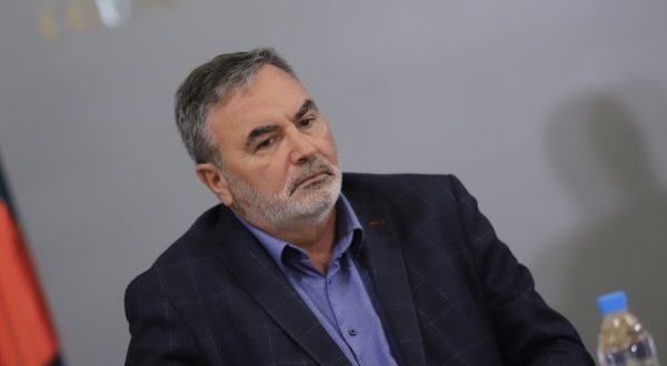Доц. Кунчев: Мангъров пропагандира липсата на опасност