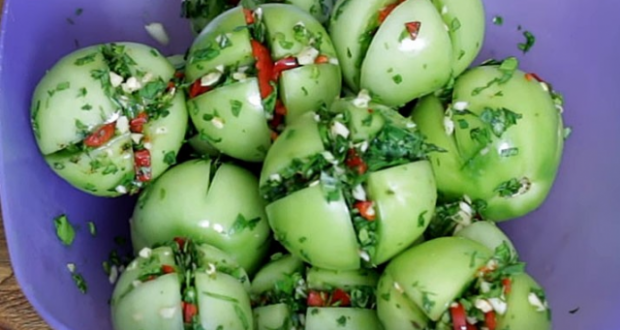 Мариновани зелени домати с чесън. Опитайте тази рецепта!