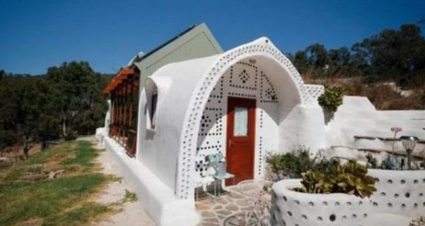 Всички завиждат на Мартин за чудната му къща от стари гуми и стъклени бутилки! (снимки)