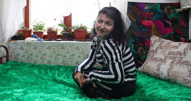 Родопчанка на 34 години която плете терлици с краката си се дипломира