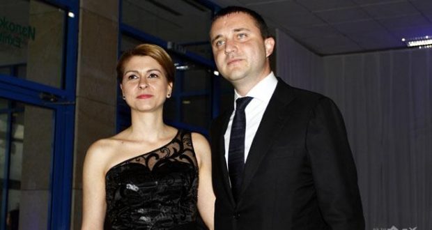 Ето коя е жената до министър Горанов - красивата Румяна го дарява с трето дете (СНИМКИ)