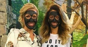 Ето я уникалната маска на Гала с въглен за порцеланова кожа след 50-те