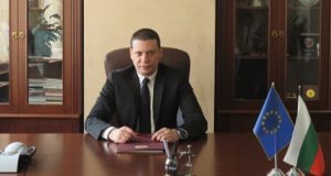 Илиан Тодоров към искаща оставката му: Заслужава ли си да работя за такива като вас за заплата като на продавачка в “Кауфланд”