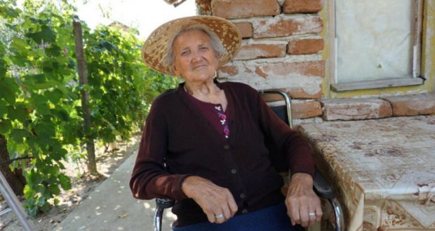 100 години празнува днес баба Надежда от Арчар. Цял живот си работи на градинката яде ябълки и сушени смокини през зимата