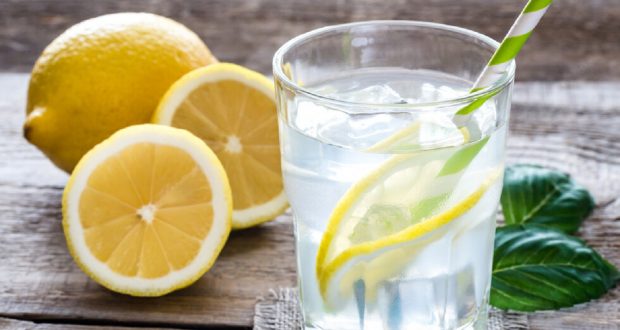 Казват че пиенето на вода с лимон сутрин е добро за вас. Ето какво не ви казват