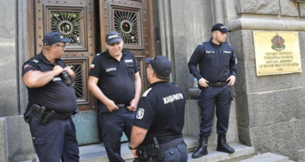 Протестиращи превзеха Народното събрание и отказват да напуснат