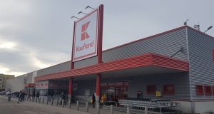 В Кауфланд се хванаха за главата: Баби и дядовци крадат луканка и кашкавал