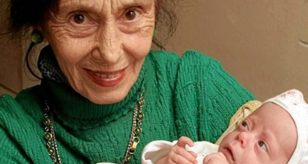 Как изглеждат днес 14 години по-късно – жената която роди на 67 и дъщеря ѝ