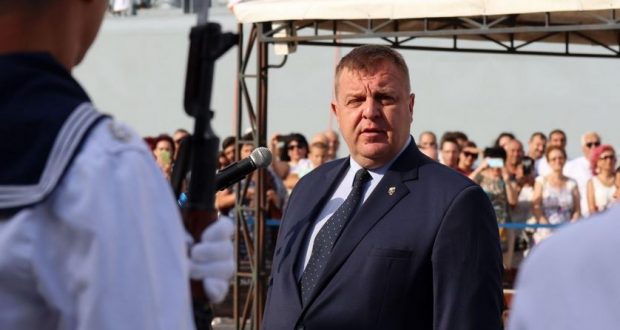 Имат късмет, че аз не съм бил там. Ако бях там, нямаше да има само водни струи, повярвайте ми. Какво очакваха, да ги посрещнем с баница ли? Това заяви вицепремиерът и лидер на ВМРО Красимир Каракачанов във връзка с протеста пред сградата на ВМРО, на който бяха хвърляни бомбички по демонстрантите, предаде БНТ. „Всеки един, който иска да дойде в нашата централа, може да го направи по културния и цивилизования начин. Всеки, който смята, че може да го направи насила, ще срещне съответното противопоставяне“, казва още министърът на отбраната. Той допълва, че „ако някой мисли, че може да ходи да вандалства, да чупи, да троши, да хвърля запалителни факли, поне в конкретния случай е сбъркал адреса. Няма да позволим някой, който си мисли, че има право да унищожава чужда собственост, че има право да нахлува без покана, където иска и когато си иска, подобни хора ще срещат нашия отпор“. По думите на вицепремиера хората са търсели провокация и са намерили отговора, който заслужават. „Ако искат да опитат пак“, заяви той. „Имаше много интересни персони в тази агитка. Встрани от тази агитка стоеше една друга персона на един голям кандидат за нов политик, така че според мен това е една умишлено търсена провокация“, каза Караканов във връзка с появата на лидера на „Атака“ Волен Сидеров на протеста. Според министъра на отбраната това не са демонстрантите, които протестираха лятото. Присъстваха политически лидери, политическа телевизия, които откровено търсеха провокацията. На видео се вижда как един от тази група многократно удря вратата, докато счупва прозореца“, обясни той. По думите му те са хвърляли вътре във фоайето на сградата, „където има всякакви материали, запалителни факли и бомбички и чак след това следва отпора на нашите хора“. „Ние сме или законова държава, или гражданите имат право да се самозащитават. Какво очакваха, да ги посрещнем с баница? И да им занесем тубата с бензин да запалят сградата? В същото време в тази сграда имаше 30 деца и техните родители, които бяха на репетиция по народни танци на втория етаж, един етаж над вандалите. Тези деца трябваше да стоят до 10 часа“, каза още вицепремиерът и лидер на ВМРО.