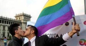 ЕК ни задължава да приемем гей бракове и родителите от един пол