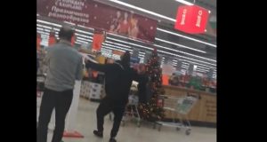 Мъж без маска нахлу в хипермаркет в София и наду чалгата мята гюбеци и черпи с бонбони за новородено бебе