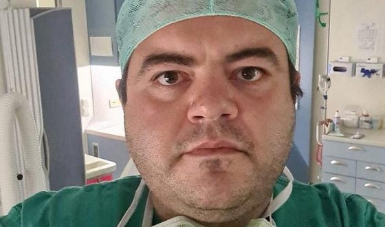 Борис Таблов е българин, който се бори на първа линия с коронавируса в Германия от началото на пандемията. Прочува се и покрай анализите на ситуацията, които прави в социалните мрежи с цел на помогне на сънародниците си. Последният му анализ е свързан с ваксините, коя от тях е потенциално опасна и какви странични ефекти могат да се развият в бъдеще: „Следващите редове ще посветя на личните си размисли по толкова актуалната тема с ваксините срещу вируса. Държа още тук да направя уточнението, че не съм специалист вирусолог, имунолог, инфекционист и не мога да претендирам, че имам задълбочените познания на някой посветил години от живота си по темата с имунизациите. Опитах се да събера и обобщя максимално голям брой информация от най-различни източници на база на медицинските си познания като лекар с цел както всеки друг път – да добавя и своята гледна точка, за тези които се интересуват от нея. Едва ли има човек, който да се интересува от темата и да не знае за основните играчи, които в момента се надпреварват, кой пръв ще получи одобрението на съответните лицензиращи институции и ще пристъпи към активно производство на ваксината си. Това са Бионтех/Пфайзер, Модерна и Астра Зенека заедно с Оксфордския университет. Разликата между тях е в механизма на действие. Първите две са към групата на т.нар. РНК-ваксини (принципно нов подход), а третата спада към т.нар. векторни ваксини. Любопитно е да се отбележи че получилата още преди месеци одобрение за използване руска ваксина Спутник V има същия механизъм на действие. Заради множество меко казано смущаващи обстоятелства по отношение дизайна и провеждането на началните фази от проучването на ваксината на Оксфорд/Астра Зенека няма да се спирам на нея. На този етап, с настоящата база данни аз лично не бих се ваксинирал с нея при никакви обстоятелства. Ако във времето нещата се изчистят поемам ангажимент да споделя допълнително информация. Теоретичното предимство на векторните ваксини е, че се смятат за по-безопасни. По отношение на механизма на действие на ваксините на Бионтех и Модерна бих препоръчал да прегледате тези два източника – https://tinyurl.com/y2s2ugtd и https://youtu.be/qJlP91xjvsQ . Принципът е сходен – инжектиране на липидни капчици съдържащи генетична информация (т.нар. инфрормационна РНК/mRNA) кодираща синтеза на един от повърхностните белтъци на вируса, които попадайки в клетките на имунната ни система в лимфните възли стимулират производството на този белтък, с което въпросните клетки биват разпознати като заразени с вируса от другите клетки на имунната ни защита и така се задейства каскадата на естествения имунен отговор и в двете му направления – клетъчен (на база на Т-клетки) и хуморален (на база на антитела). За да се достигне максимален ефект и за двете ваксини се предвижда инжектиране на бустерна доза 4 до 6 седмици след първото инжектиране т.е. за да е ефективна имунизацията са необходими две дози. Често задавани въпроси: – Времето? – едно от основните притеснения на много хора е свързано със свръхбързият процес на проучване на ваксините. Факт е, че досега в медицинската история този процес тече с години, а тук говорим за няколко месеца. Експертите твърдят, че няма нищо нередно, защото новият механизъм на действието им дава възможност за ускореното синтезиране на нужните компоненти. Като се добави към това и мощната финансова подкрепа от страна на държавите, нещо което не е обичайна практика в разработка на други медицински продукти, става ясно как успяха да се справят толкова бързо. И фирмите производителки, и регулаторите в съответните държави твърдят, че са спазени всички нормални стъпки, по които трябва да премине една ваксина, за да получи регистрация ( https://prnt.sc/vw9cza ). – странични ефекти – опитът се базира на над 50 000 души включени в проучванията за двете ваксини. Това което се знае е, че т.нар. леки странични ефект – главоболие, отпадналост, температура и т.н. се наблюдават по-често отколкото при да речем ваксините срещу сезонен грип, но отшумяват относително бързо. В проучванията и на двете ваксини няма наблюдаван сериозен страничен ефект. Това което липсва обаче е данни за дълготрайни такива. Няма и как да е иначе, защото чисто хронологично не е минало достатъчно време за да можем категорично да знаем има ли риск за такива и колко голям е той. Някои експерти смятат, че няма основания да се очакват сериозни такива, други се страхуват от автоимунни реакции и заболявания. Това само времето ще може да покаже. – технологични предизвикателства – по отношение на ваксината на Бионтех/Пфайзер най-голямото предизвикателство е логистиката, защото ваксината трябва да се съхранява при температура от минус 70 градуса, след което да бъде транспортирана с помощта на специална транспортна среда съдържаща сух лед – разработка на самата компания и своевременно приложена. При ваксината на Модерна този проблем не съществува. Разликата идва от това, че според експертите Бионтех са започнали началните си разработки в нормалните лабораторни условия за работа с РНК веригите, които са много неустоичиви и затова трябва да се съхраняват при толкова ниска температура, а Модерна са успели да намерят технологично решение на проблема. – ефективност – и двете компании дават 90-95% ефективност. Това обаче не означава, че 90% от хората направили си ваксината няма да се разболеят изобщо. Както и при ваксините за сезонния грип, това означава че такъв процент хора ще имат някаква степен на придобит имунитет срещу вируса, което е предпоставка да не се разболеят, или разболявайки се да изкарат болестта далеч по-леко. Все още стои отворен въпроса колко дълго имунизираният има този имунитет т.е. кога трябва да се реимунизира. За сравнение – добре известно е, че при сезонния грип това се налага всяка есен, което обаче има връзка със способността на грипния вирус да мутира често. Още един въпрос, който няма отговор – трябва ли да се имунизират преболедувалите? – очаквания – Модерна са американска компания, получила мощно държавно финансиране и се очаква първоначалното им производство да отиде изцяло за американския пазар. По данни на компанията планът им е да произведат 100 милиона дози за първите три месеца на 2021. При Бионтек цифрите изглеждат по следния начин – 50 милиона дози до края на тази година и 1.3 билиона дози следващата. – подход – всяка държава явно ще решава за себе си какъв подход да избере в началото на базата на ограничен ресурс. В Германия например тежестта се поставя на рисковите групи и работещите в старческите домове, защото се смята, че при тях ползата е най-голяма. В България беше представен национален план за ваксиниране в 5 фази, като планът е да се започне с медиците. – реалност – поради споменатата ангажираност на Модерна с американския пазар е реалистично да се очаква, че в началото Европа ще разчита на произведеното от Бионтех/Пфайзер. Компанията разполага с два завода в Германия и един в Белгия на територията на Европа, и планира да използва 3 от общо 4-ри завода в САЩ за производство на ваксината. Никой не знае обаче на какъв етап е компанията по отношение на производственият процес, който пък сам по себе си е доста сложен. Малки технически проблеми могат да доведат до забавяне в доставките със седмици. Т.е. не е реалистично да се очаква, че от утре държавите ще разполагат с достатъчна наличност да задоволят ваксинирането дори само на рисковите си групи. Като добавим към това и необходимостта от логистични решения и предварително планиране, как точно да се осъществи имунизацията реалното ваксиниране за повечето хора ще се започне едва в късна пролет – ранно лято. Държавата в Европа, която в момента най-много бърза да регистрира ваксината на Бионтех за употреба е Англия. Експертите смятат, че причината е много тривиална. На 31.12. Кралството излиза официално от ЕС и отпада от договорките на съюза за снабдяване с ваксината на компанията т.е. хората на Борис Джонсън бързат да се възползват от договореното в рамките на съюза. В този смисъл ваксинациите вероятно ще започнат най-рано там.