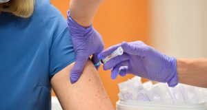 Нов опасен случай: Лекарка си би ваксина на Pfizer и 30 минути по-късно се озова в спешното!