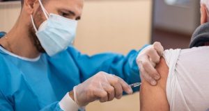 Над 55 починали и 1500 в болница след ваксинацията в САЩ