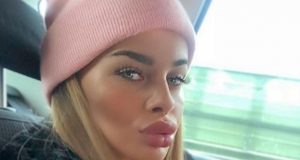 Потрес! Сузанита наблъска пазвата си със силикон СНИМКА