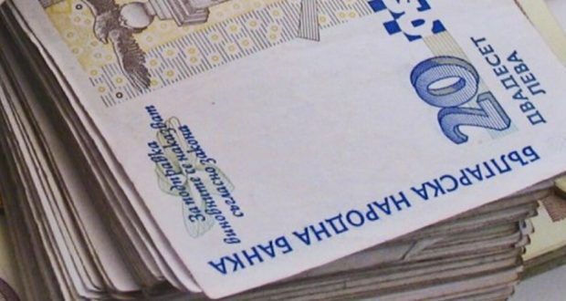 От днес минималната заплата се вдига с 40 лева а най-ниските пенсии стават 300 лв.
