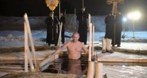 Президентът Путин спази традицията на Богоявление и се потопи в ледените води на езерото Селигер (ВИДЕО)