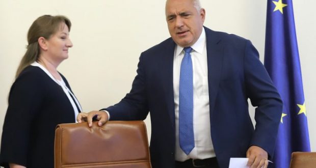 Предизборно! Бойко и Сачева раздават по 120 лв. на пенсионерите
