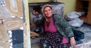 Запознайте се с Баба Юлия: Лекува по 50 души на ден и не иска нищо в замяна
