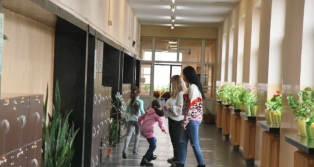 Забраняват прегръдки между учениците в междучасията