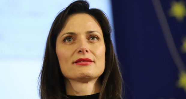 Мария Габриел: Ваксините на Мoderna и BioNTech имат потенциал да лекуват 5 вида рак