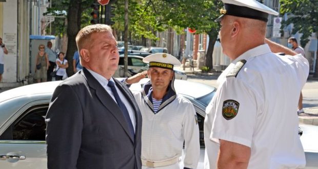Каракачанов: Водят се разговори за придобиване на подводница