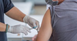 Не е страшно ваксинирайте се: Разказ от първо лице за страничните ефекти след Астра Зенека