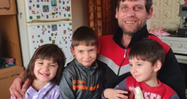 Самотен баща с 4 деца беше преместен в ново жилище след успешна дарителска кампания / СНИМКИ И ВИДЕО