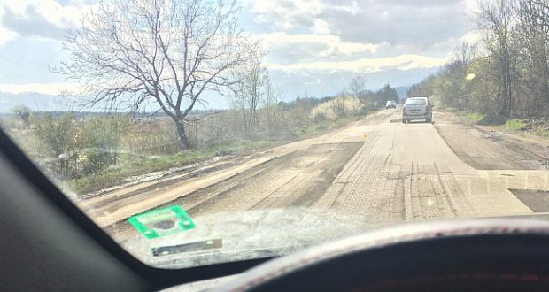 БГ реалност: Шофьори пукат гуми падат джанти по пътищата на Борисов