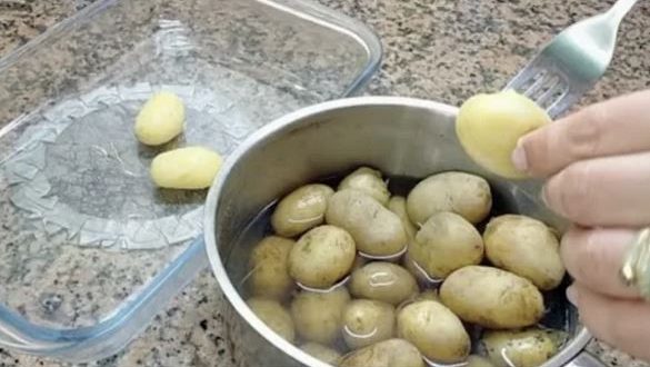 Запазете водата в която сте варили картофи: Ще се изненадате колко е полезна в градината и домакинството