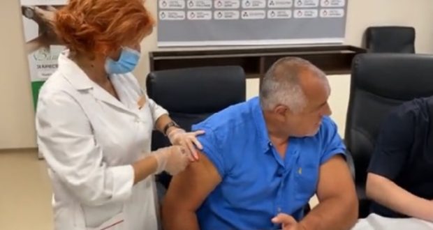 Бойко Борисов се ваксинира: Всички гласували за ГЕРБ да го направят