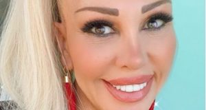 Луна засрами с тяло всички колежки на половината от годините ѝ – вижте ветеранката на попфолка по бански
