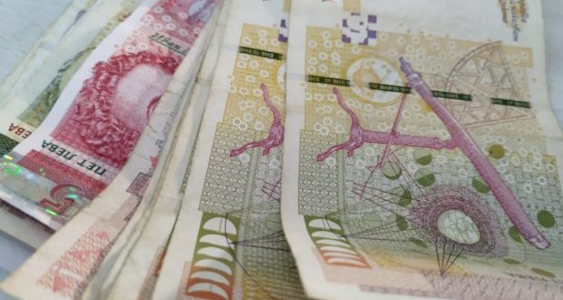 Всички родители на деца в I или в VIII клас могат да кандидатстват за 300 лв. държавна помощ