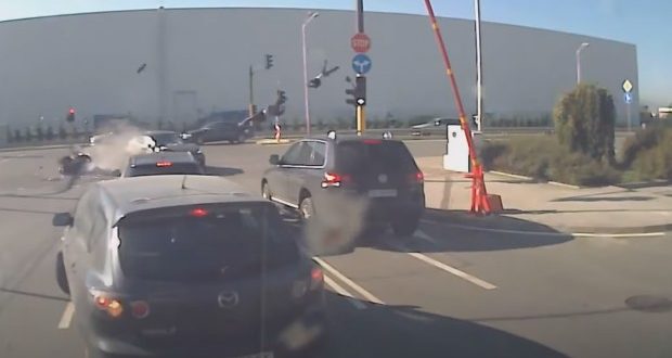 Появи се смразяващо кръвта видео от катастрофата при която моторист загина на място