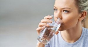 8 страхотни неща се случват с тялото ви когато пиете сутрин вода на гладно