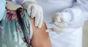 В Чехия въвеждат задължителна ваксинация за лекари военни полицаи и 60-годишни