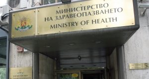 Наглост! Висш чиновник в здравното министерство се глези с машина за фреш докато хора умират пред болниците!