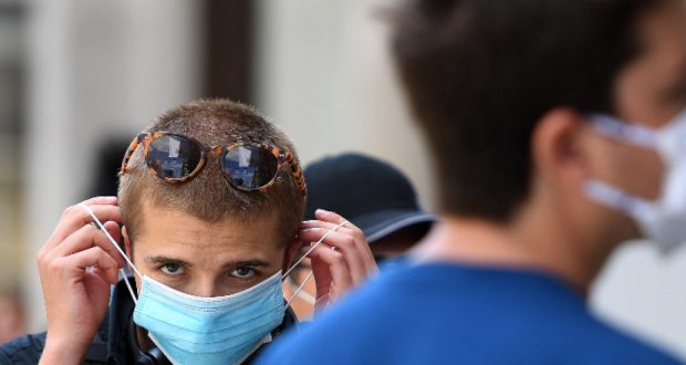 Oбрат в решението на властта: Носенето на маски на закрито остава